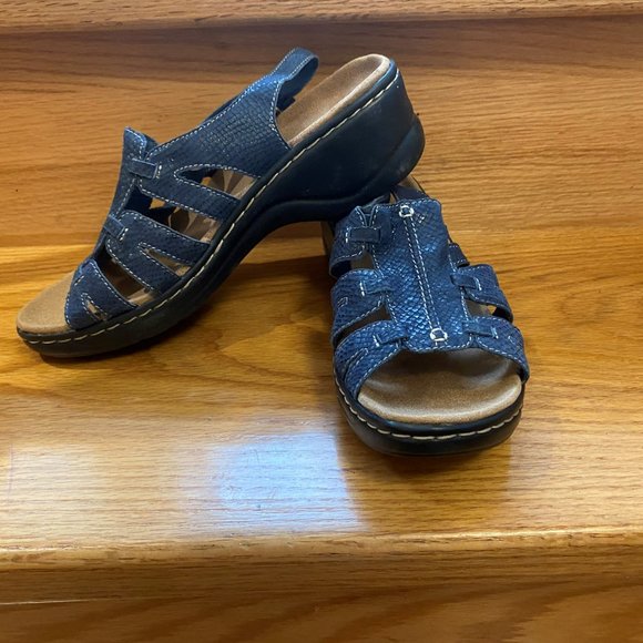Clarks Blue Leather Sandle, adjustable ankle strap, Size 9 - Picture 2 of 7